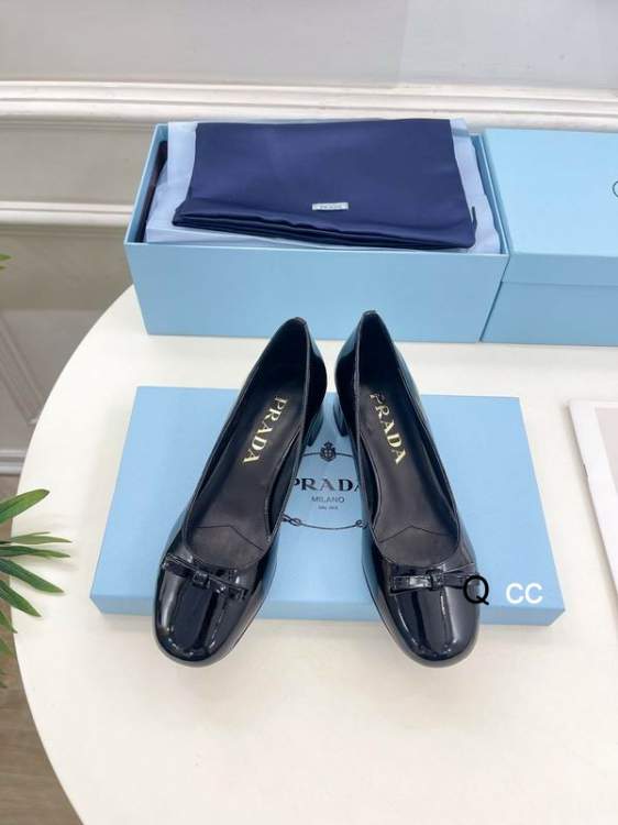 Picture of Prada Shoes _SKUPradasz35-40319082.5CMXC0404